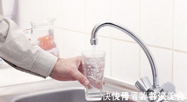 身体|一半开水兑一半冷水,喝了后对身体有影响吗?看完你就清楚了!