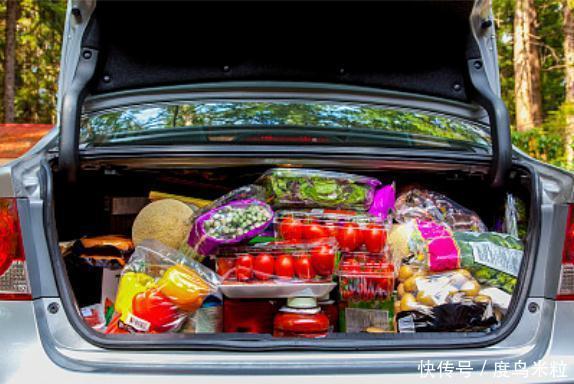 西瓜|过去2块一瓶的饮料卖1毛,现在又免费送西瓜,社区团购很赚钱吗?