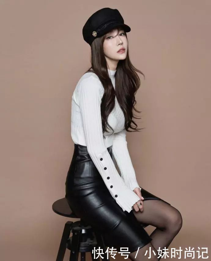 毛衣|秋冬时尚温柔风穿搭,白色毛衣+黑色皮裙搭配,简单温暖又显身材