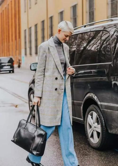 ?女人到了中年，这才是你该有的穿搭：大衣+阔腿裤，时髦又减龄