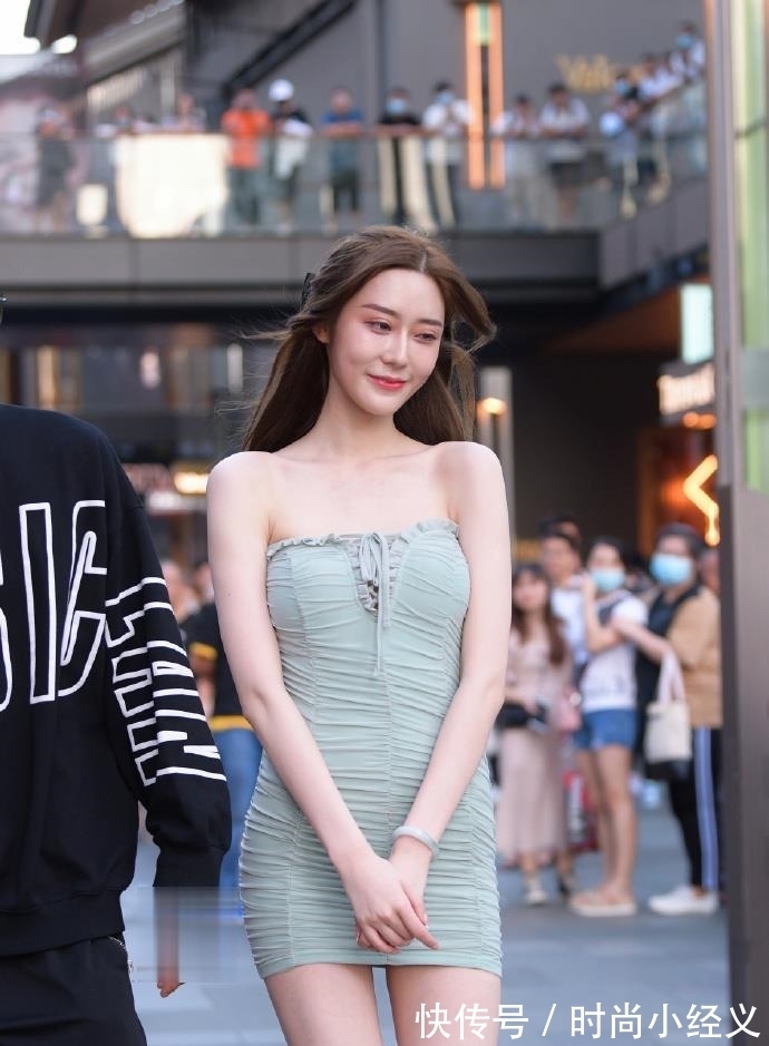 小姐姐|美女连衣裙虽然“皱巴巴”,但笑起来却格外动人
