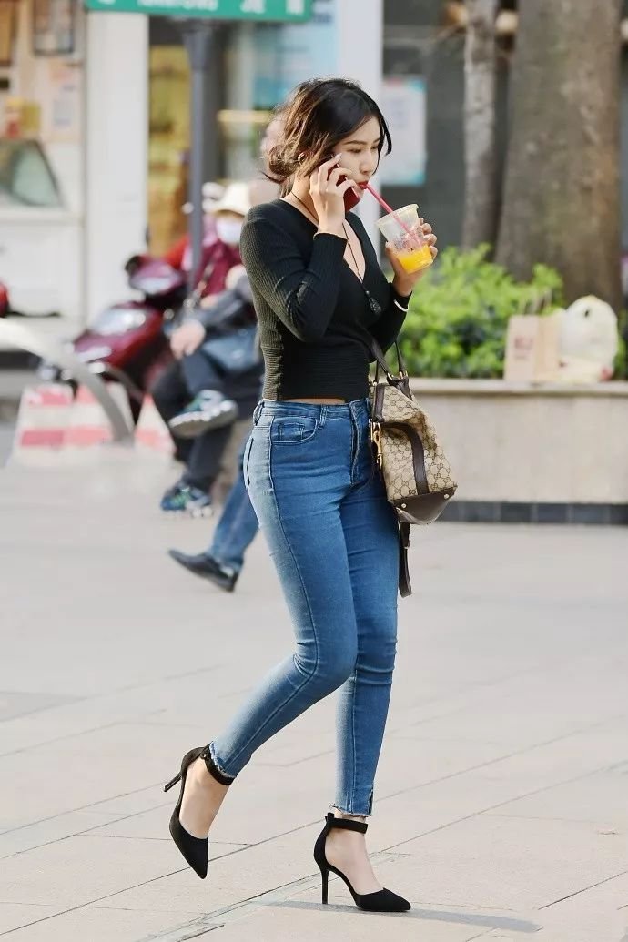 黑色V领衫配蓝色牛仔裤搭配,看起来十分高贵,好想追求她