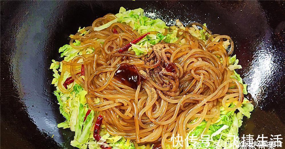好吃|包菜炒粉条怎么做才好吃?教你1个小技巧,不坨不粘锅,味道也香