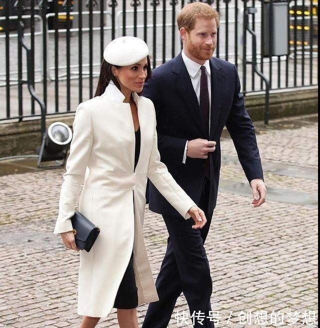 哈利 梅根搭配好清爽,白色套装配礼貌不油腻,哈利全程呵护状态不错!