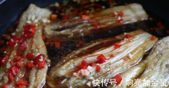 搅拌均匀|茄子换种吃法，一蒸二煎三焖，香味浓郁口感滑嫩，盖饭算一绝！