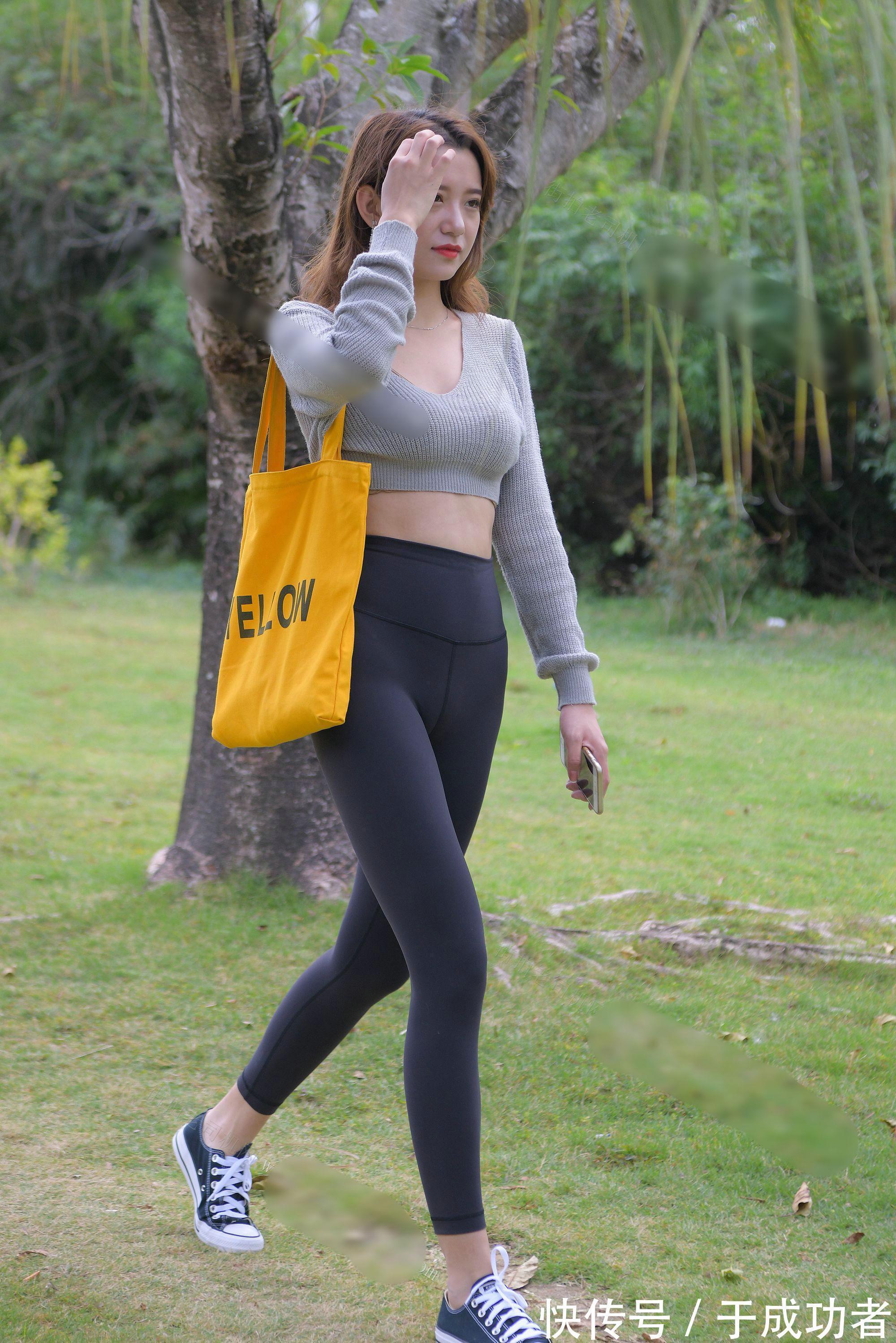 女人味 打底裤小姐姐让人眼前一亮,透着满满的时尚感,尽显精致女人味