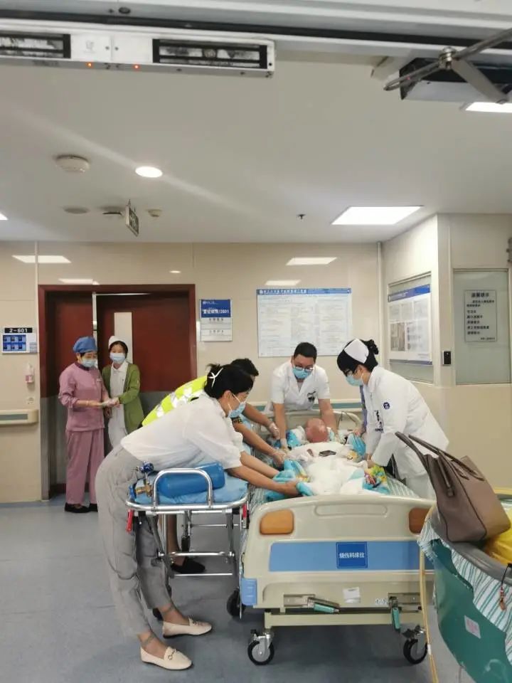 換藥|全身燒傷的19歲小伙出院，媽媽落淚感謝