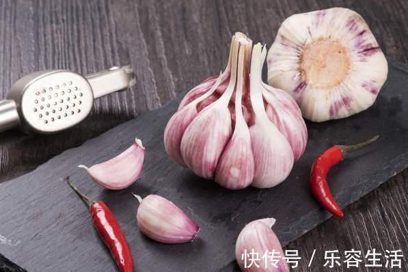 技巧|新蒜大量上市,教你2个保存技巧,趁着新鲜多买点,够吃一整年