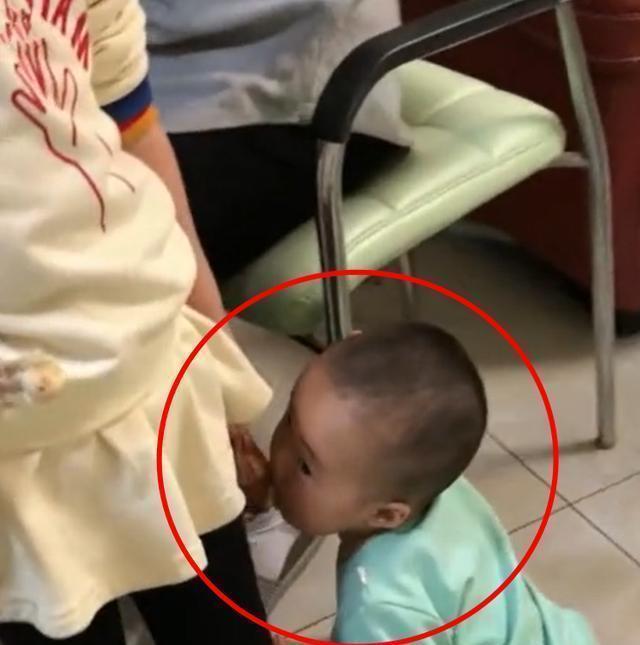 弟弟趁着姐姐看电视,站在姐姐旁偷吃鸡腿,姐姐一低头被萌到了