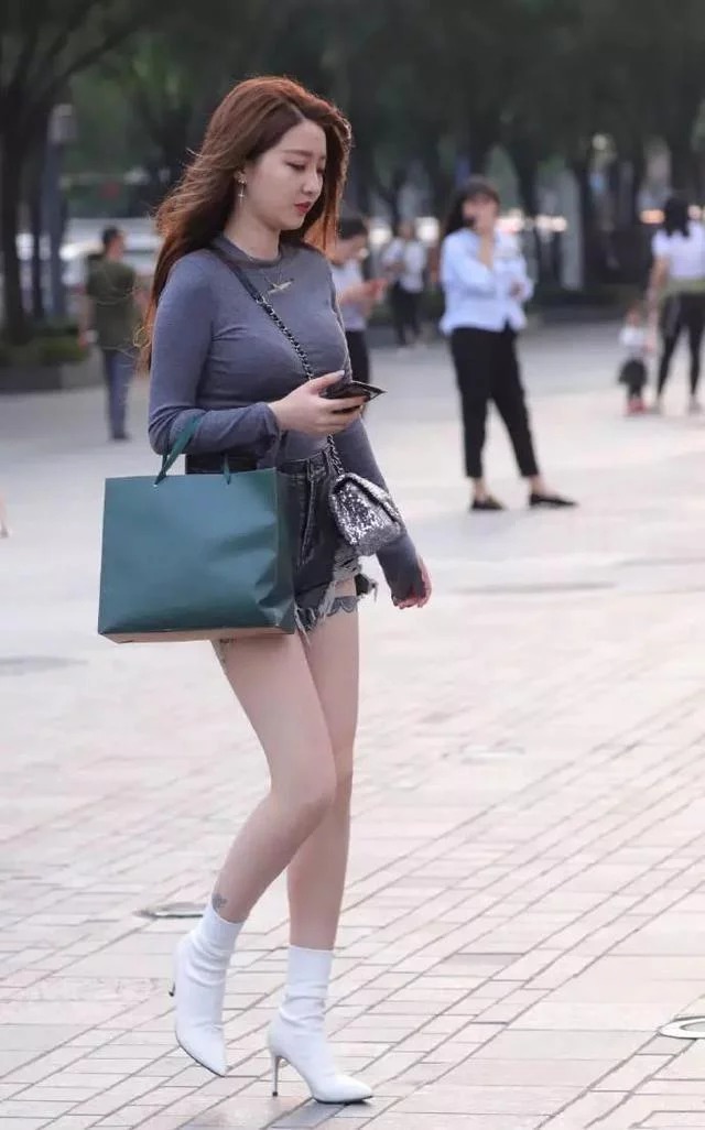 街拍：长发披肩的小美女，身穿个性潮装，笑容甜美可爱