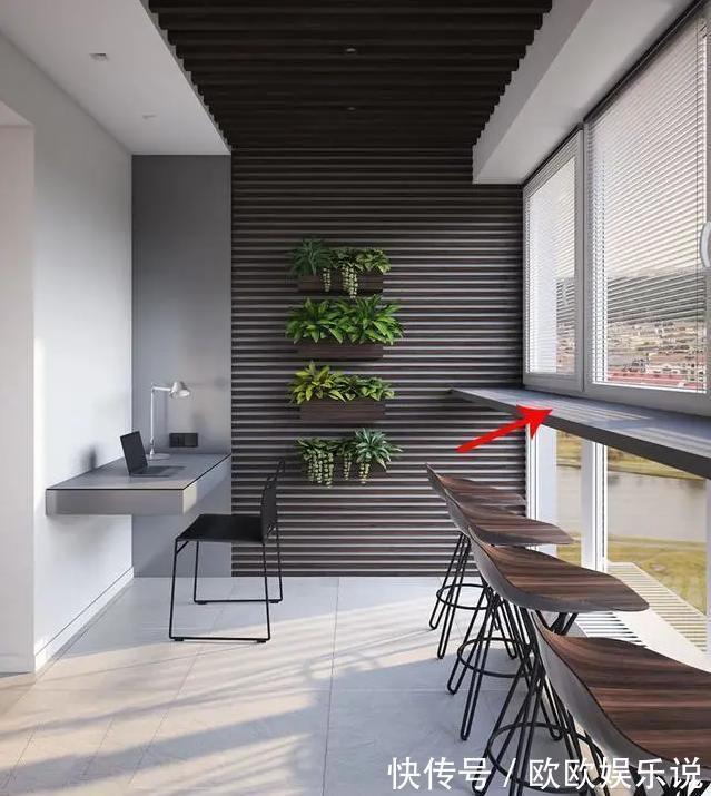 窗框|老公坚持把阳台改造成书房,只见他在落地窗上加块板,太实用了!