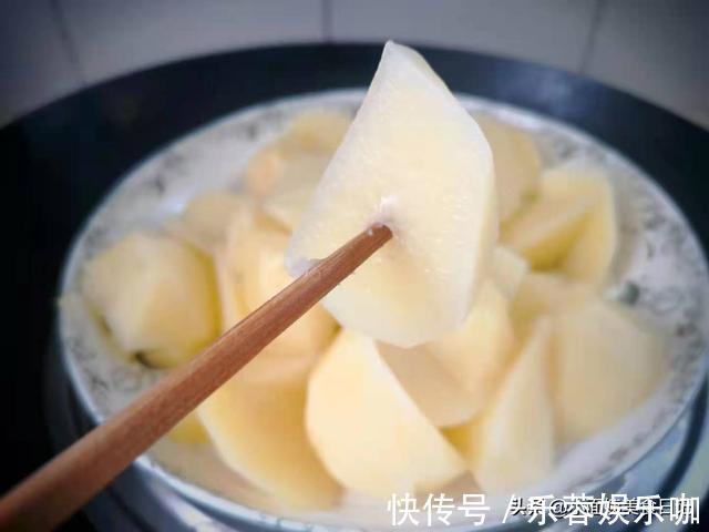 美食|夏天爱出汗，身体疲倦困乏，这种高钾食物别忘吃，蒸熟一煎，真香