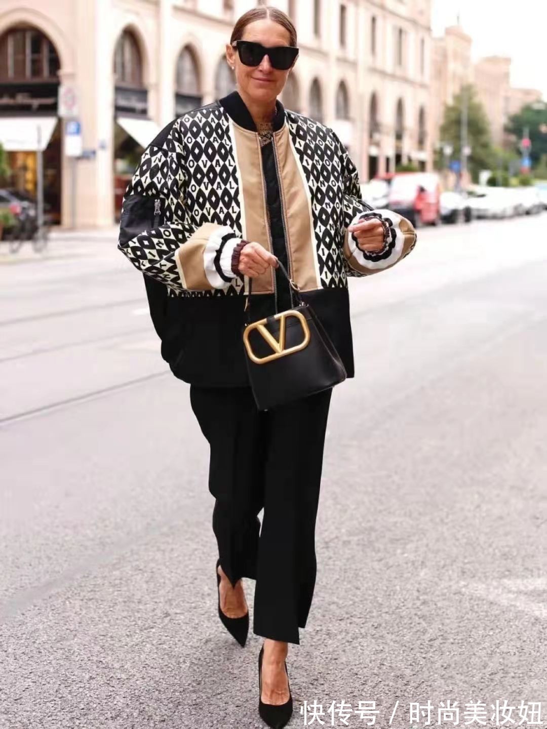 工装裤|50岁女人尽量少穿“牛仔裤”,学她不扮嫩、不花哨,气质满分