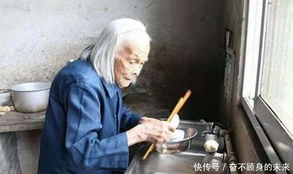 这段话|大学教授把碗留给八十岁老母洗,他说出这段话后,网友孝心可赞