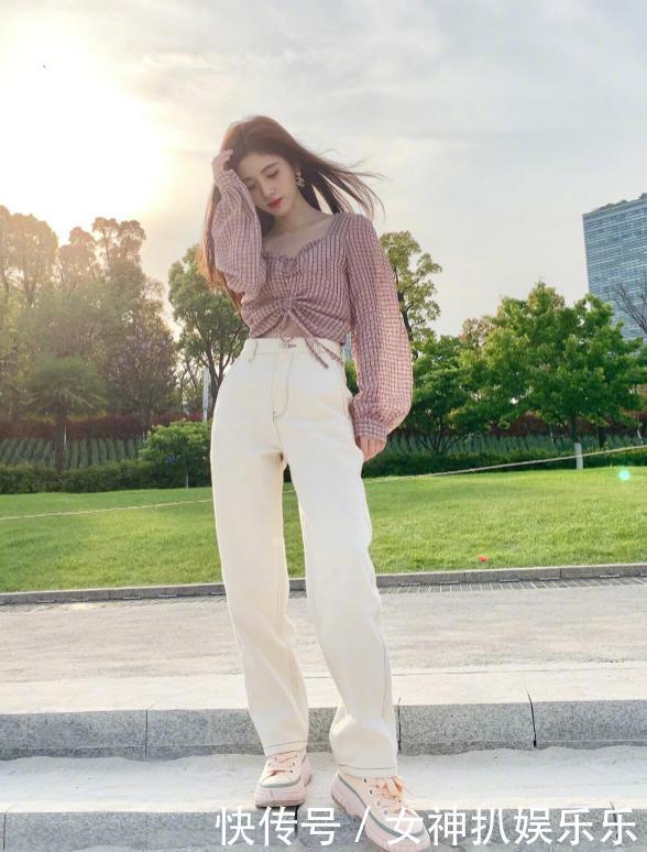 身材|都说牛仔裤是检验身材的唯一标准,看完当红小花的演绎,一点不假