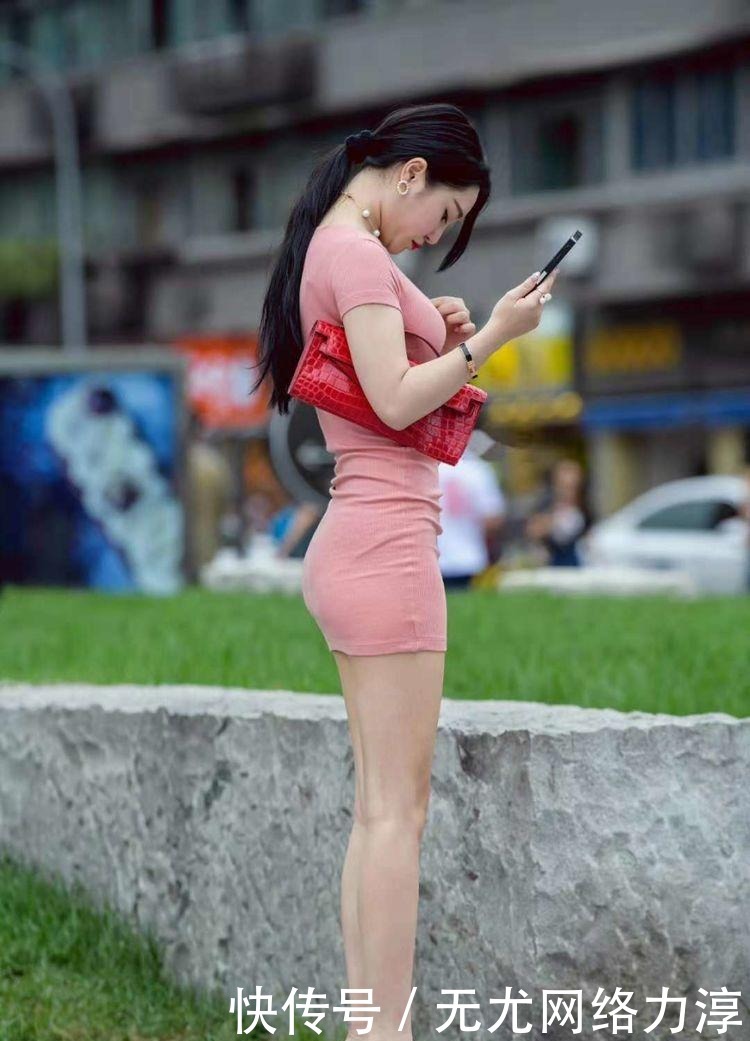 粉色|街拍, 粉色裹臀裙不少一般人能驾驭的
