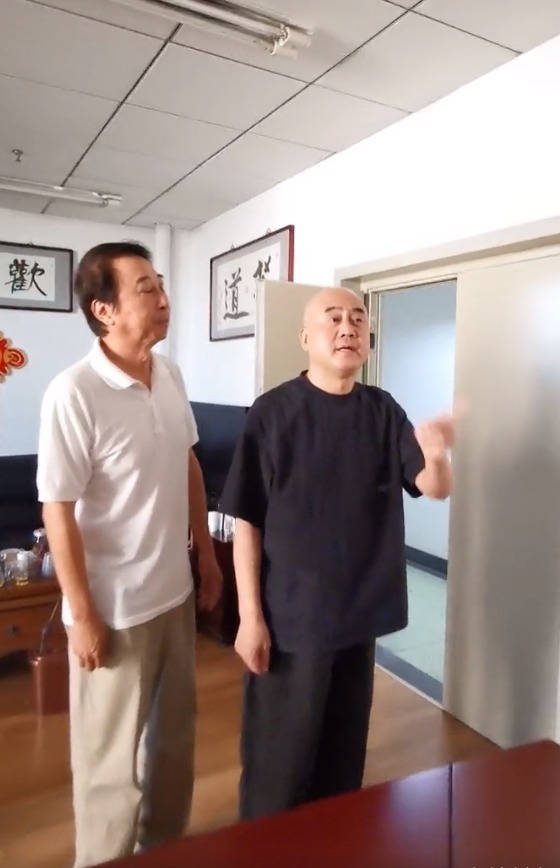 |冯巩和方清平拍搞笑段子,墙上挂满书法作品,调侃方清平没文化