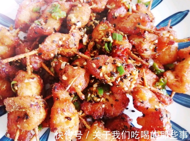 可口|鸡胸肉只会炸鸡排？学会这个做法，酥香可口，比烧烤好吃，真解馋