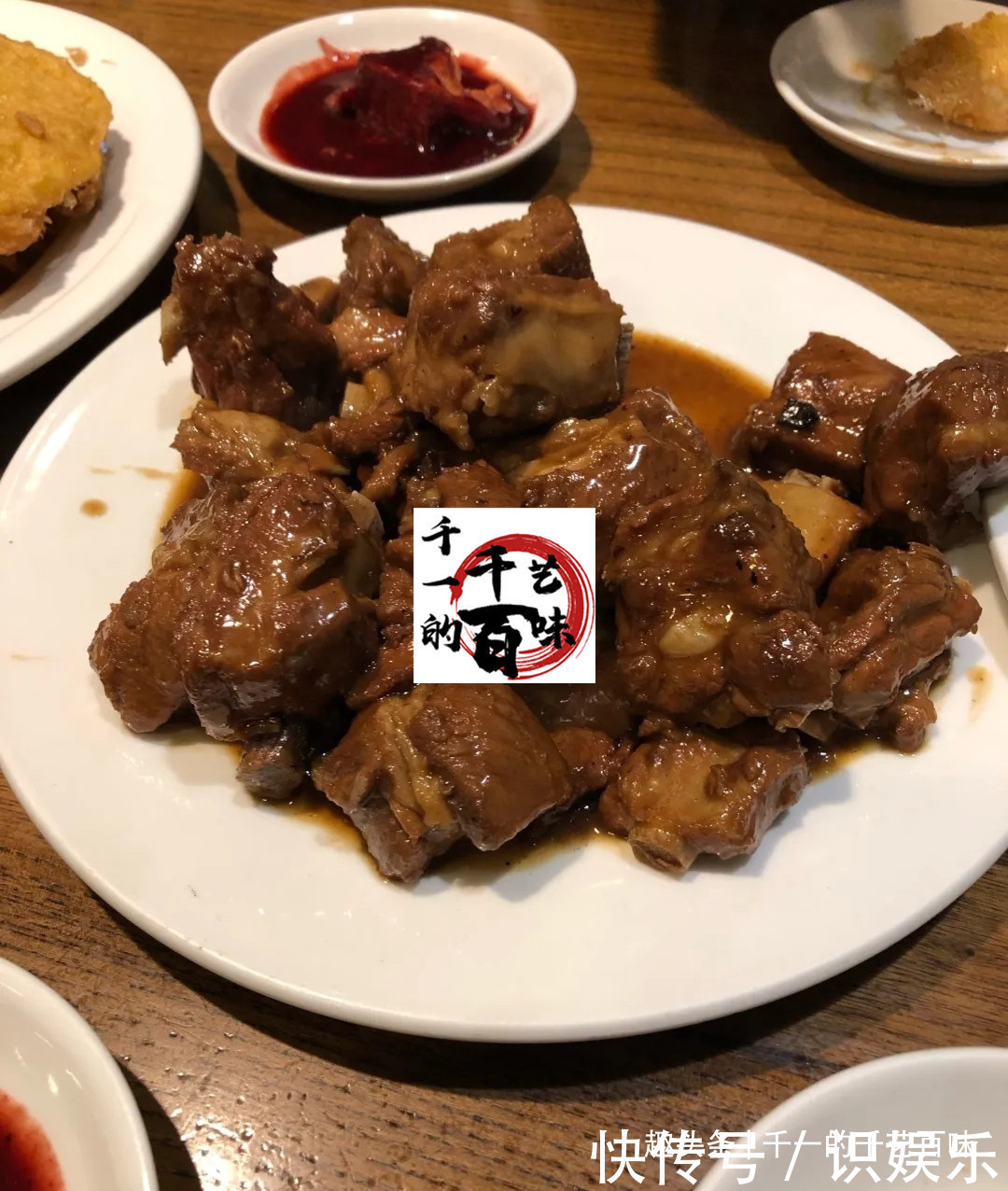 家常菜红烧排骨的家常做法,排骨酥软,色泽红润,非常下饭