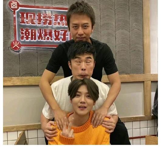 邓超鹿晗先后晒出球场自拍照,“父子”俩越长越像