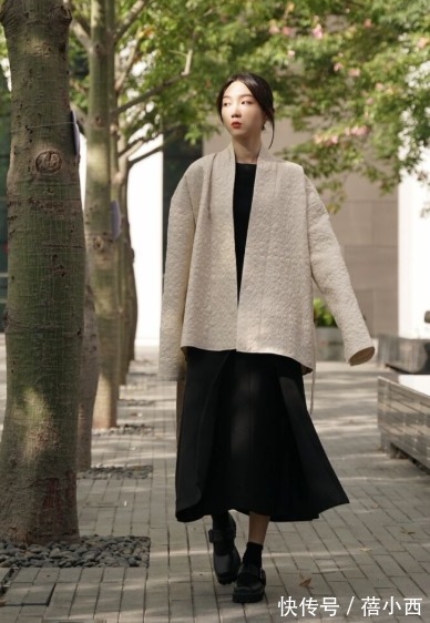 黑白配 普通人想要提升时尚感,学会穿“半身裙”才是关键,告别路人感