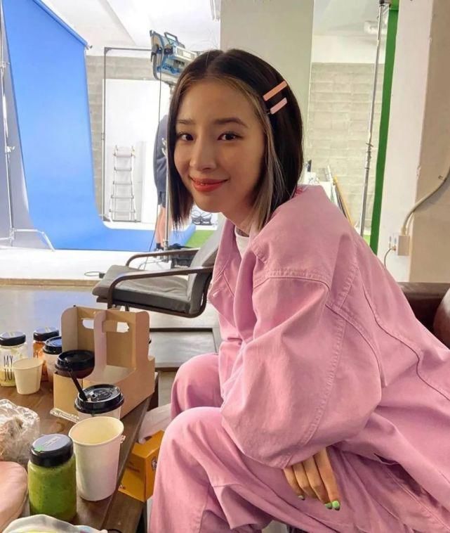 今年流行这4款短发，时髦不挑人，脸还小一倍！