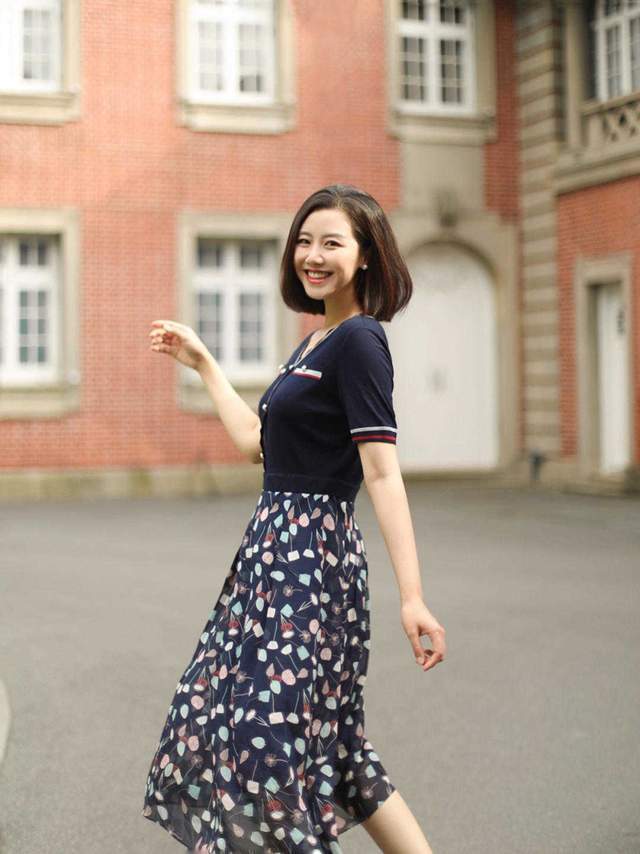 半身裙|今年秋天流行这样穿,无袖针织衫搭配印花裙简约洋气,还提气质