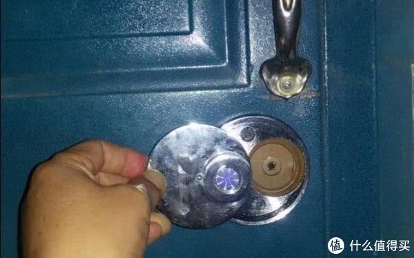 锁孔|房子锁孔被502胶堵了，黑手难确定，打火机和清洗剂能去掉胶水？