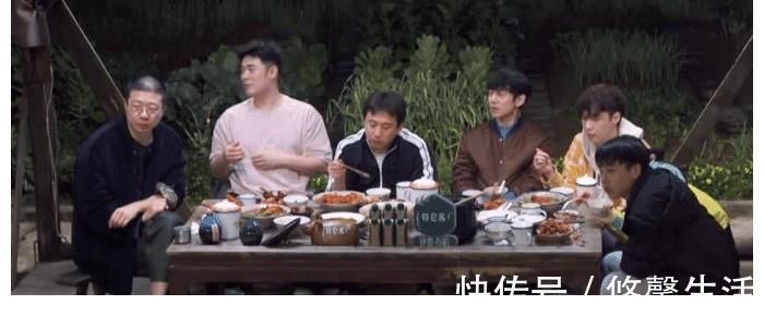 张艺兴和陈赫面对深夜小龙虾，表现大不同，张艺兴自律的让人吃惊