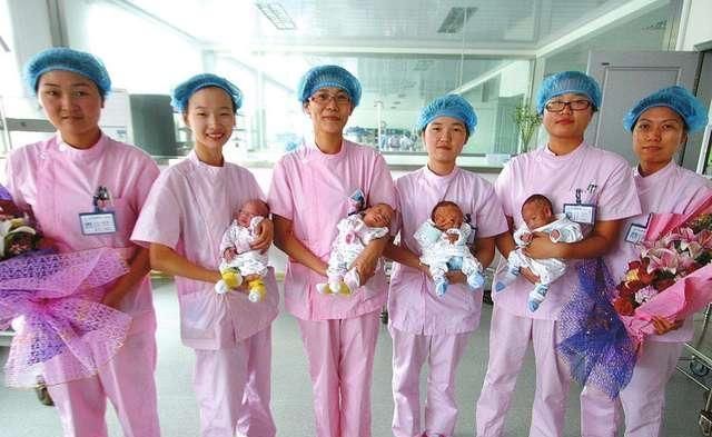 产妇|28岁产妇生下四胞胎,丈夫知道性别后傻了,回家赶紧卖方卖车