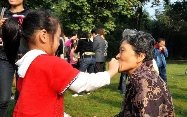 外婆|为啥孩子越大越不爱去姥姥家串门呢?不是不亲老人,原因好现实