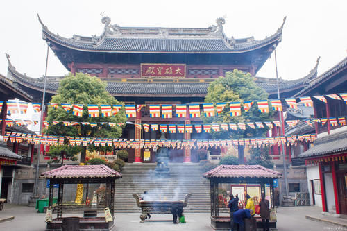 梁溪区是无锡市的中心城区，拥有多个知名旅游景点