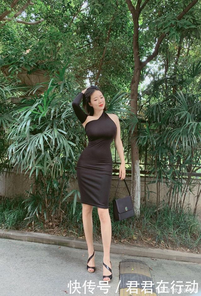 黑色连衣裙“少一块”,时尚有个性,设计感十足