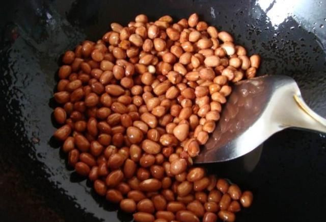 炸花生米，这3步千万不能少，否则很容易炸糊，不香不脆不好吃