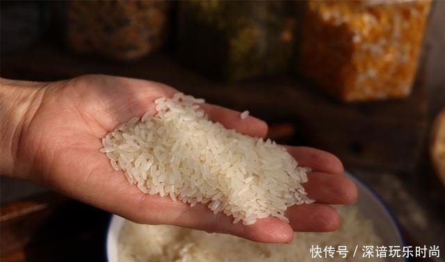 蒸米饭别只会加清水,记住多加2样,米饭香软,陈米也能变好吃