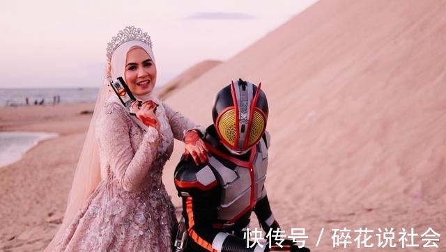 万代|假面骑士:为了实现孩子的梦想,母亲利用布还原了骑士们的腰带!