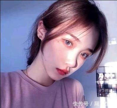 女生经常做这几个“动作”,嘴唇会越来越丑,香肠嘴指日可待