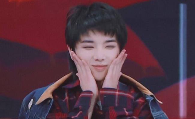 华晨宇即兴表演被质疑,字幕一句话挽救,网友史诗级救场上映