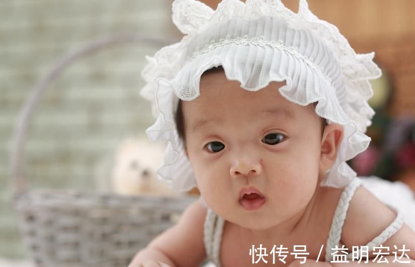 宝宝|宝宝到处爬很危险要阻止吗 爬行对发育有好处,这样鼓励才正确