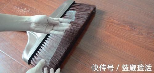 胶带|扫把上粘满了头发，试试这个方法，不脏手又方便，邻居见了纷纷学
