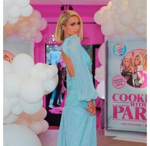 帕丽斯·希尔顿上演史上最浮夸真人秀！戴钻石手套做饭