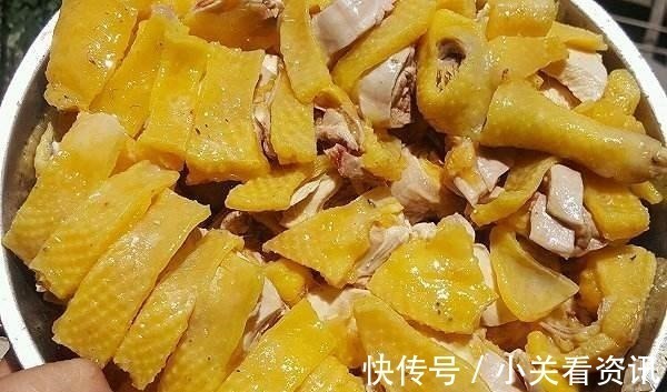 白切鸡一煮就老因为你只会傻焯水!多加这一步,鸡肉香嫩入味