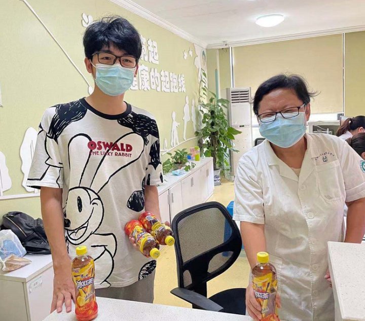 疫苗|杭州一疫苗接种点来了位男孩，一个举动让不少医务人员泪目