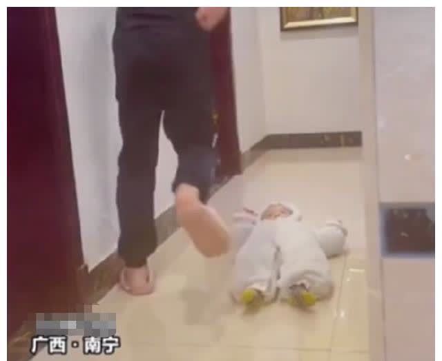 写作业|“二胎家庭”的日常太戳心了，哥哥要写作业，下一秒举动充满无奈