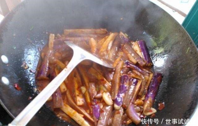 炒茄子时,切记不可直接下油锅!学会关键一步,茄子不发黑不油腻