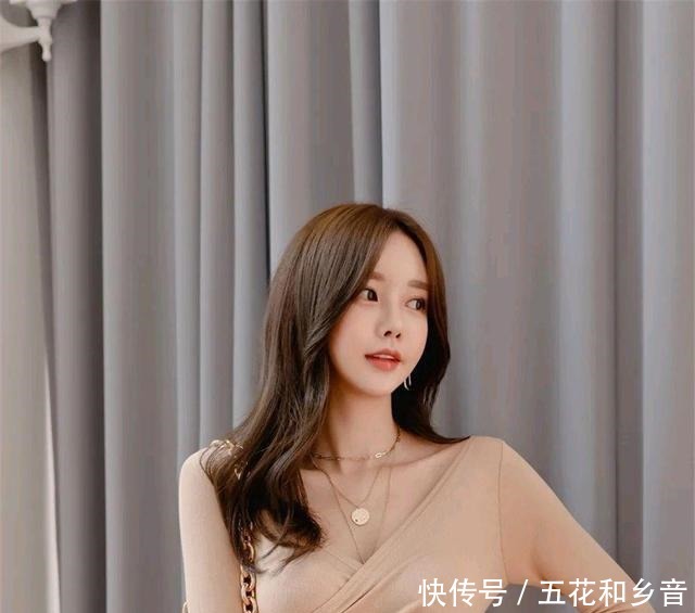 孙允珠-姜汁朦胧浅粉剔透透丽打底衫