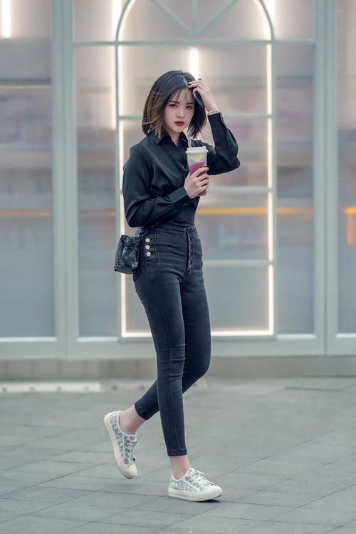 任性的女生就是会穿，牛仔裤配衬衫，让你美丽到酷