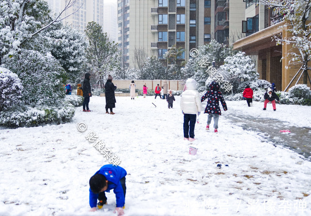 长沙|长沙下雪了，大人孩子堆雪人打雪仗“玩嗨”了，市民感叹雪真大！