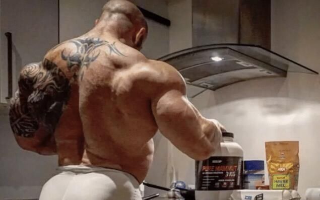 狂人|肌肉狂人生吃牛肉，体重380斤有最强麒麟臂，妻子无法理解要离婚