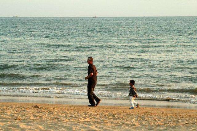 家长|“最孝顺宝宝”火了,爬上桌子给90岁太爷爷喂饭,网友:看哭了